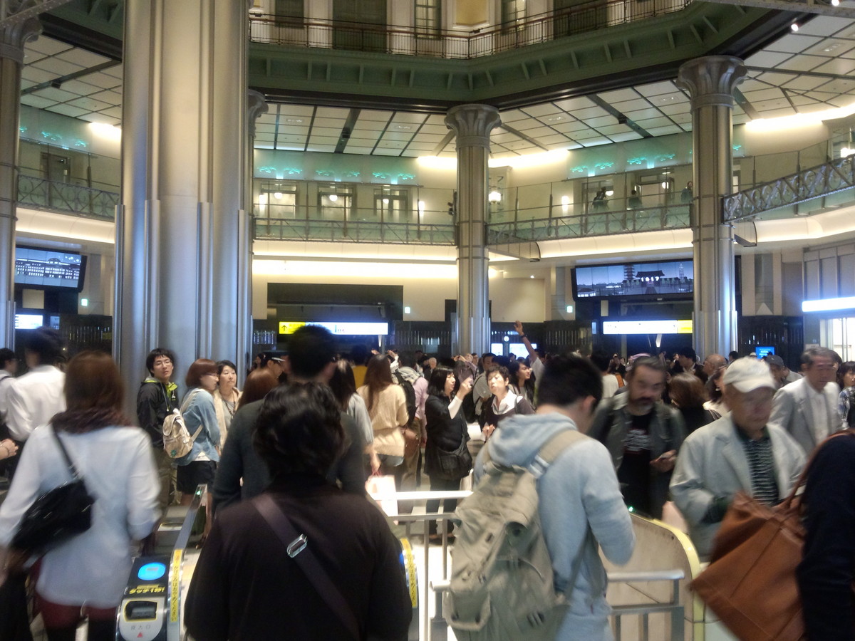 只今東京駅は毎週末ごった返し・・・